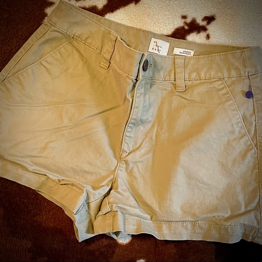 NWOT a new day khaki shorts!